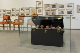 Kęstučio Stoškaus nuotraukoje: vieni iš parodos eksponatų- Lietuvos diplomatinės atstovybės Vašingtone išsaugotos lėlės iš kompozicijos „Lietuviškos vestuvės“ 